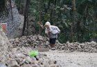 Mbah Sariyem Tak Mau Tinggal Diam Karung Batu Kecil Jadi Bukti Semangat Gotong Royong