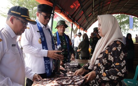 TMMD Bangkitkan Ekonomi Desa Dandim dan Wakil Bupati Tinjau Stan UMKM di Gumelem Kulon