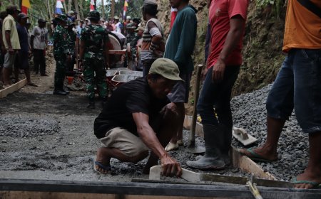 Tangan Matrohim Meratakan Harapan Gotong Royong Warnai Pembangunan Jalan TMMD di Gumelem Kulon