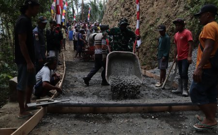 Dorongan Angkong Pratu Figo Semangat Prajurit Membangun Jalan Harapan di Gumelem Kulon