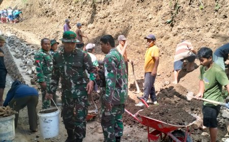 Gotong Royong Bangun Talud Sertu Agus dan Warga Gumelem Kulon Perkuat Lereng Demi Masa Depan Desa