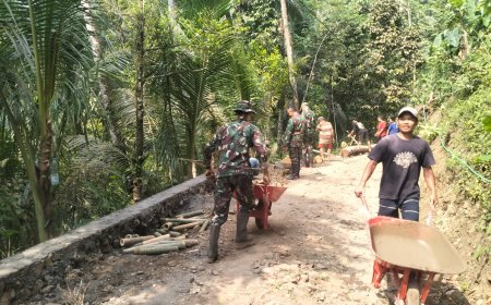 Dorongan Angkong Semangat Pengabdian Satgas TMMD untuk Gumelem Kulon