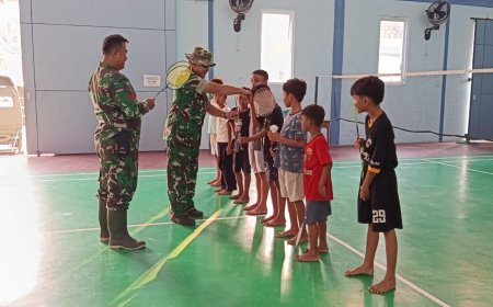 Senyum Anak Desa Warnai TMMD Satgas Bagikan Peralatan Olahraga di Gumelem Kulon