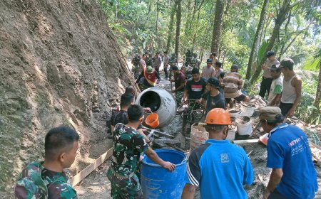 Satgas TMMD dan Warga Lanjutkan Pengecoran Jalan Harapan Kian Terbentang di Gumelem Kulon