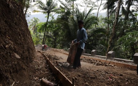 Di Usia 85 Tahun Karmudi Tetap Angkut Batu Demi Suksesnya TMMD di Gumelem Kulon