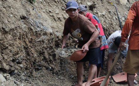 Minto Tak Kenal Lelah Langsir Tanah Demi Talud Kokoh untuk Desa