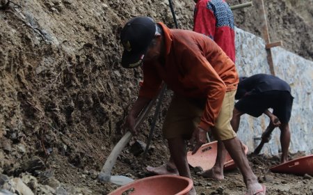 Di Usia 85 Tahun Karmudi Tetap Mengayun Cangkul Demi Suksesnya TMMD