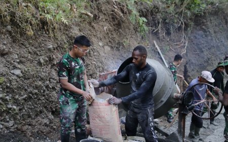Pratu Farhan Sigap Isi Molen Putaran Mesin Mengiringi Semangat TMMD di Gumelem Kulon