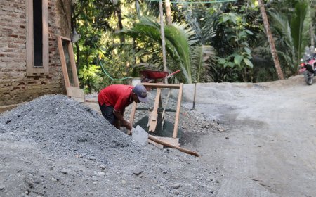 Di Usia 80 Tahun Semangat Samsidi Mengayak Pasir Demi Kemajuan Desa