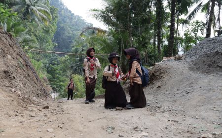 Seragam Pramuka dan Senyum Ceria Kalisa-Arumi Warnai TMMD Reguler ke-129 di Gumelem Kulon