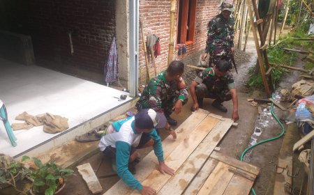 Babinsa Koramil 13 Banjarmaangu bersama masyarakat kompak Bangu RTLH
