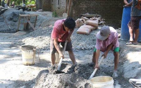 Usia 65 Tahun Tak Surutkan Semangat Tukijo Bantu Pembangunan Plat Beton TMMD Reguler ke-129