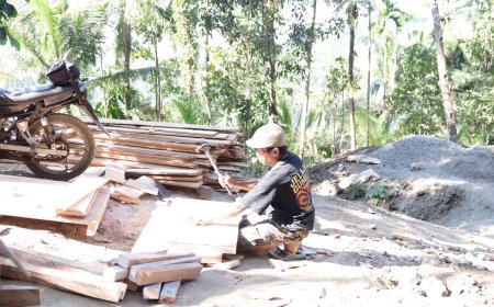 Madrohim Rakit Bekisting Plat Beton Semangat Gotong Royong Warnai TMMD Reguler ke-129 Banjarnegara