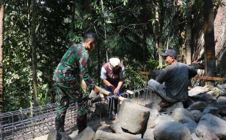 Jalinan Kawat Jalinan Kebersamaan Satgas TMMD dan Warga Bersatu Membangun Desa