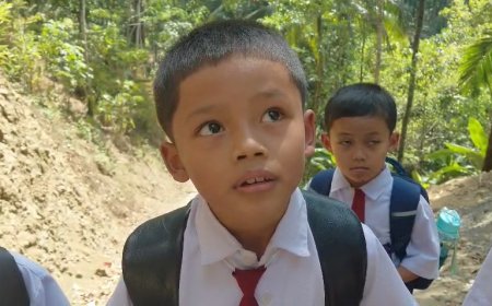 Langkah Kecil Fajar Pulang Sekolah Disambut Semangat TMMD Membangun Desa