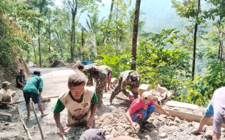 Di Balik Progres 24 Persen Sertu Agus dan Warga Menyatukan Keringat untuk Jalan Harapan