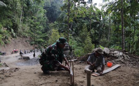 Papan demi Papan Dipasang Serda Simon dan Warga Wujudkan Jalan Impian di Gumelem Kulon