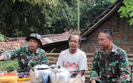 Obrolan Hangat di Sela Pembangunan RTLH Serka Suwanto Pererat Kemanunggalan TNI dan Warga