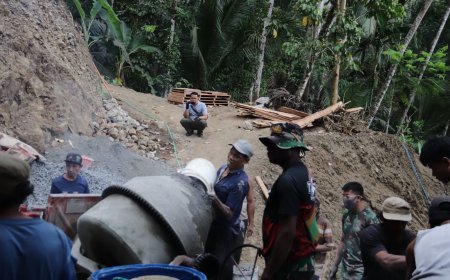 Satu Karung Semen Satu Tekad Bersama Kekompakan Pratu Diki dan Tono Percepat Pembangunan Jalan TMMD