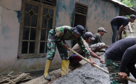 Sentuhan Terakhir Penentu Kualitas Serma Ngatman dan Warga Ratakan Beton Demi Jalan yang Kokoh