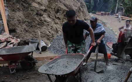 Angkong Jadi Andalan Pelda Ratam dan Warga Pacu Pengecoran Jalan TMMD
