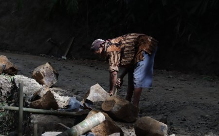 Usia 73 Tahun Sumardi Tetap Semangat Pecah Batu