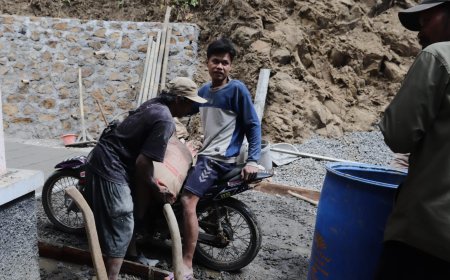 Motor Hilir Mudik Demi Jalan Desa