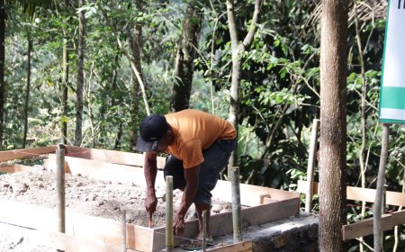 Pak Wondo Telaten Pasang Bekisting Pos Kamling TMMD Mulai Terbentuk