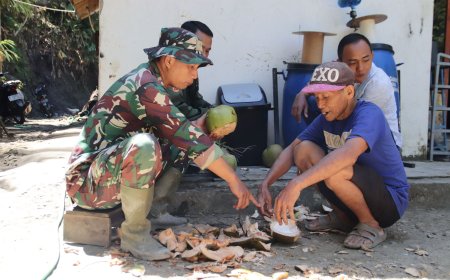 Kelapa Muda Pelepas Dahaga Satgas TMMD Reg 129