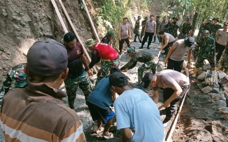 Kebersamaan TNI Polri dan Warga Pacu Pengecoran Jalan TMMD Capai 48 Persen