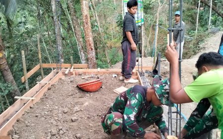 Pratu Firman dan Warga Bangun Pos Kamling