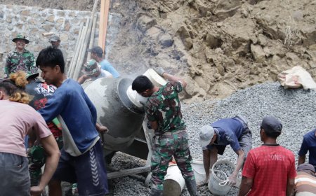 Pratu Farhan Berjibaku dengan Material Demi Percepat Pengecoran Jalan TMMD