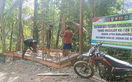 Sertu Agus dan Warga Kompak Pasang Bekisting Pos Kamling TMMD
