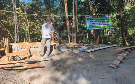 Sekdes Gumelem Kulon Turun Tangan Bangun Pos Kamling Bersama Satgas TMMD