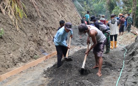 Sartono Cangkul Pasir Demi TMMD Reguler ke-129 Gumelem Kulon