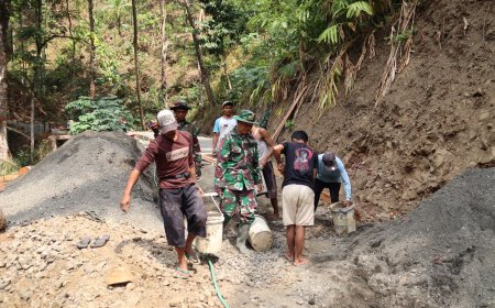 Pelda Ratam dan Warga Kompak Angkut Ember Gotong Royong Percepat Pengecoran TMMD