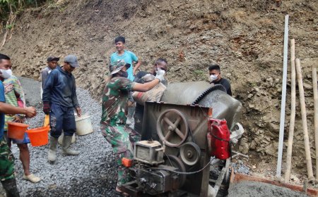 Satgas TMMD Reguler ke-129 dan Warga Kompak Langsir Air