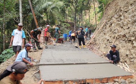 Ratakan Cor Wujud Gotong Royong TMMD Reguler ke-129 Gumelem Kulon