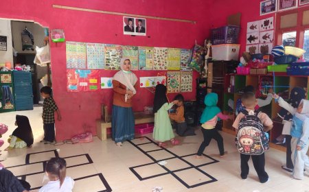 Ibu Selfi Guru PAUD yang Menyambut Hadirnya Jalan Baru untuk Masa Depan Anak Desa
