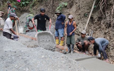Pratu Iwan Sigap Dorong Angkong Semangat Tanpa Henti Demi Rampungnya Jalan TMMD