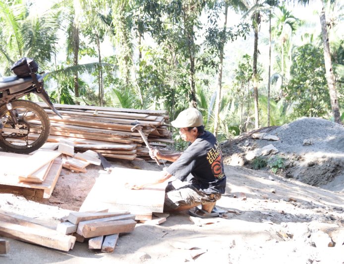 Madrohim Rakit Bekisting Plat Beton Semangat Gotong Royong Warnai TMMD Reguler ke-129 Banjarnegara