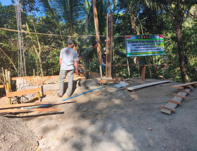 Sekdes Gumelem Kulon Turun Tangan Bangun Pos Kamling Bersama Satgas TMMD