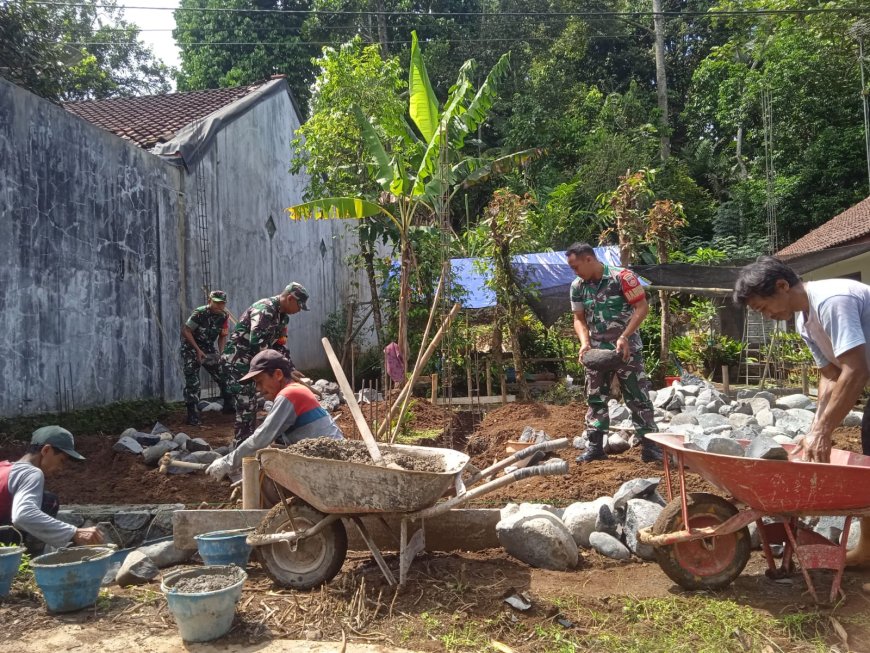 Danramil Dan Babinsa Bantu Pembuatan Pondasi Rumah Milik Warga Binaan