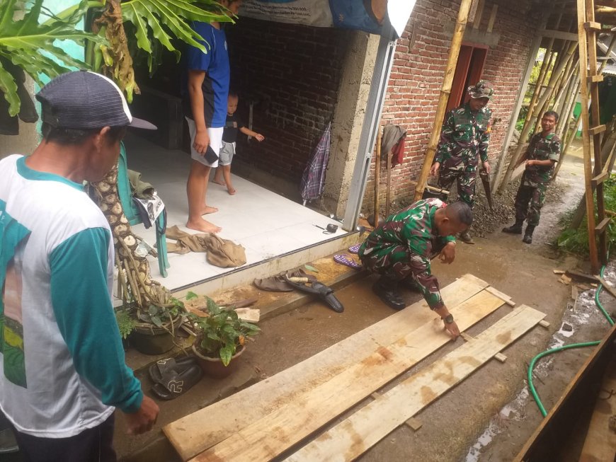Babinsa Koramil 13 Banjarmangu Sigap Bantu Warga Bangun RTLH