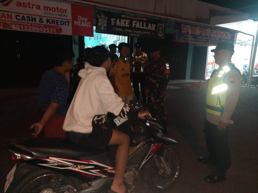 Patroli Kolaborasi Koramil 03 Wanadadi dan Polsek Wanadadi Sambangi Anak Muda