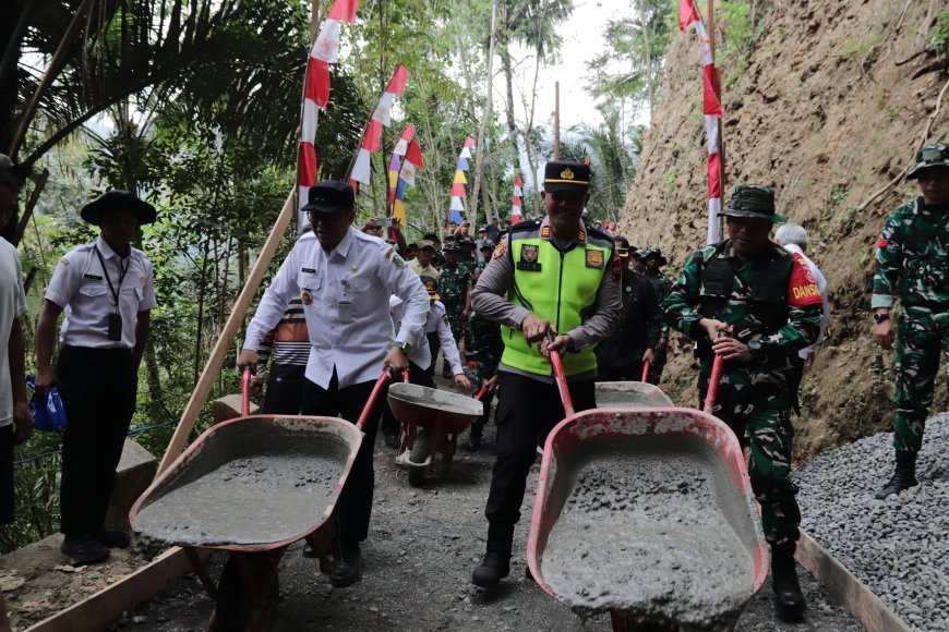 Awali Pengecoran Rabat Beton TMMD Reguler ke-129 Wakil Bupati dan Dandim Wujudkan Harapan Warga Gumelem Kulon