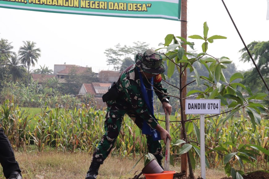 Menanam Harapan untuk Masa Depan Dandim dan Wakil Bupati Hijaukan Gumelem Kulon dalam TMMD Reguler ke-129
