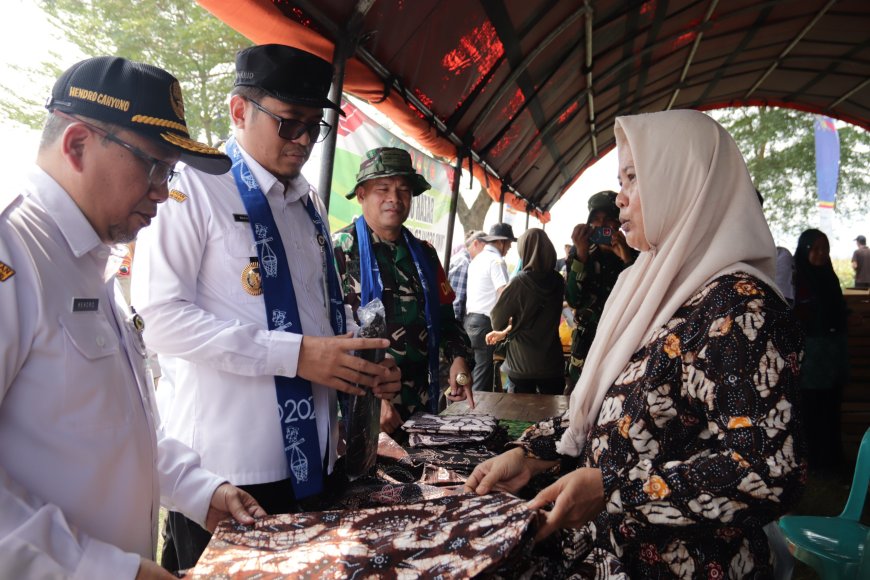 TMMD Bangkitkan Ekonomi Desa Dandim dan Wakil Bupati Tinjau Stan UMKM di Gumelem Kulon