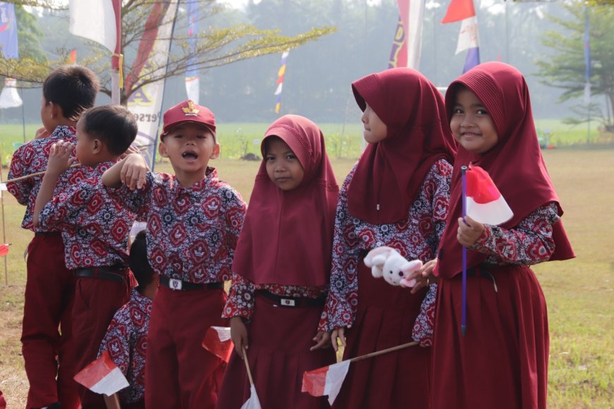 Pembukaan TMMD Reguler ke-129 Disambut Antusias Anak sekolah Serta Warga Gumelem Kulon