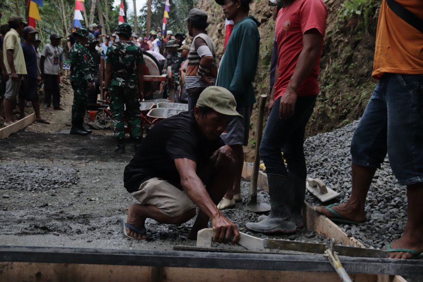 Tangan Matrohim Meratakan Harapan Gotong Royong Warnai Pembangunan Jalan TMMD di Gumelem Kulon